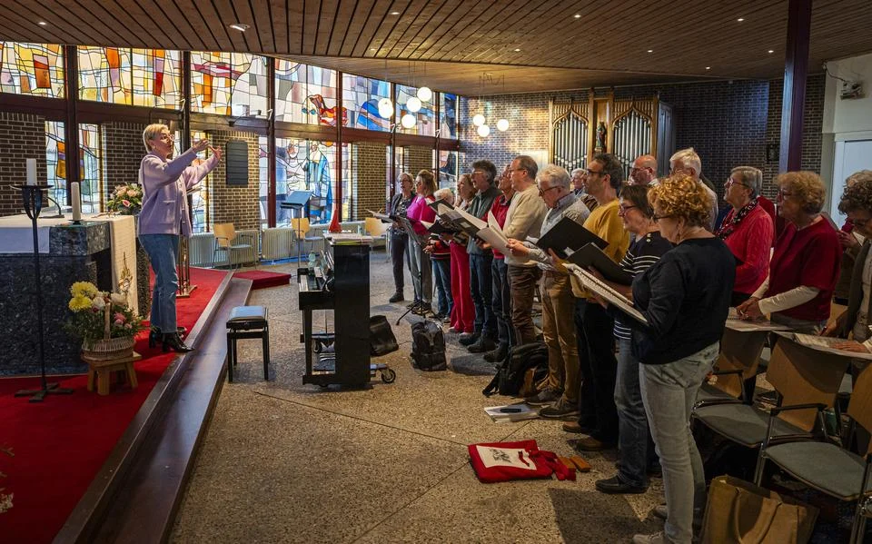 Gemengd koor Woudklank in Roden bestaat 100 jaar en repeteert voor het Korenfestival op 18 april. Foto Jaspar Moulijn
